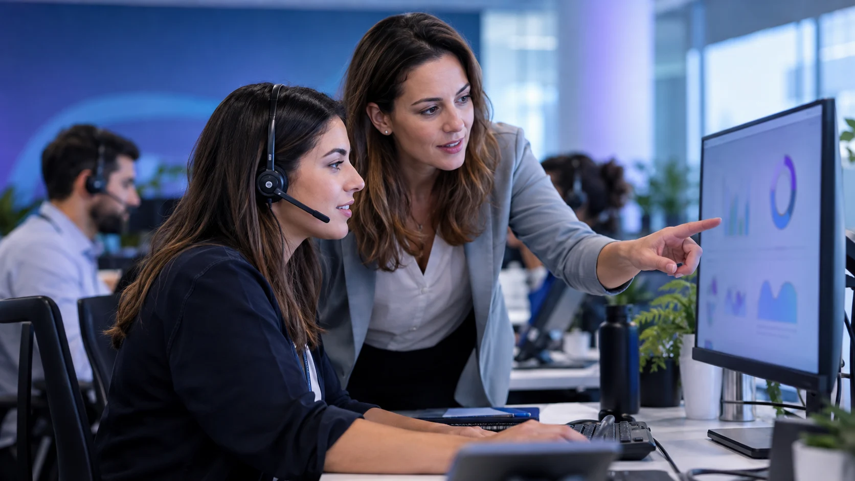 Responsable de calidad analizando la atención al cliente con inteligencia artificial en una oficina